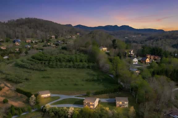 Apple Blossom Estates | 7BR + EV Chargers | Views - Image 1