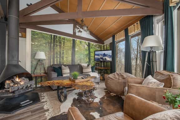 Cool Tree House with Hot tub  FREE EV charging - Image 1