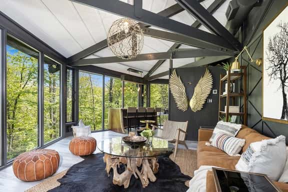 Breathtaking Boutique Treehouse nestled in clouds - Image 1