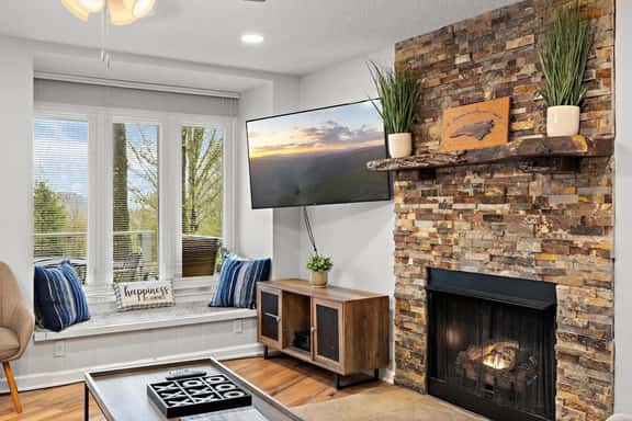 Hiking Trails, King Bed, View, Recently Renovated - Image 1