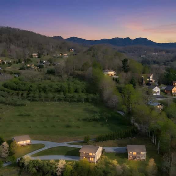 Apple Blossom Estates | 7BR + EV Chargers | Views - Image 1