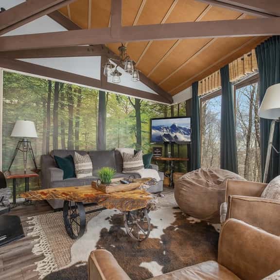 Cool Tree House with Hot tub  FREE EV charging - Image 1