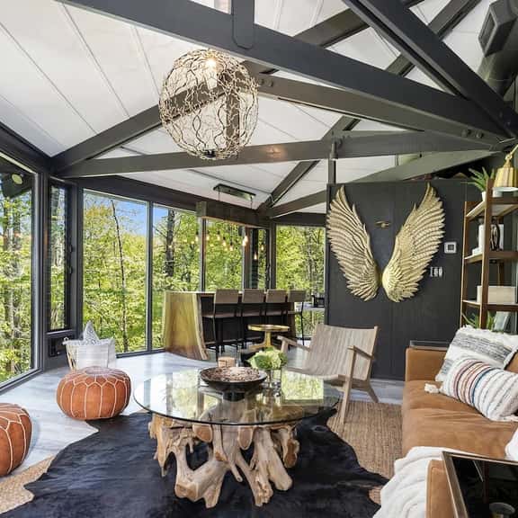 Breathtaking Boutique Treehouse nestled in clouds - Image 1
